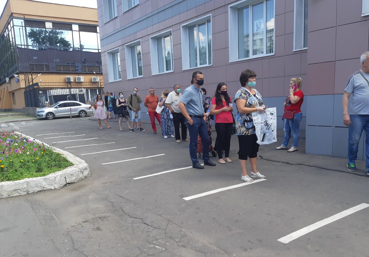 Сегодняшняя очередь в МФЦ перед входом в здание. Минут 20 - только на ожидание, даже если вы по записи.