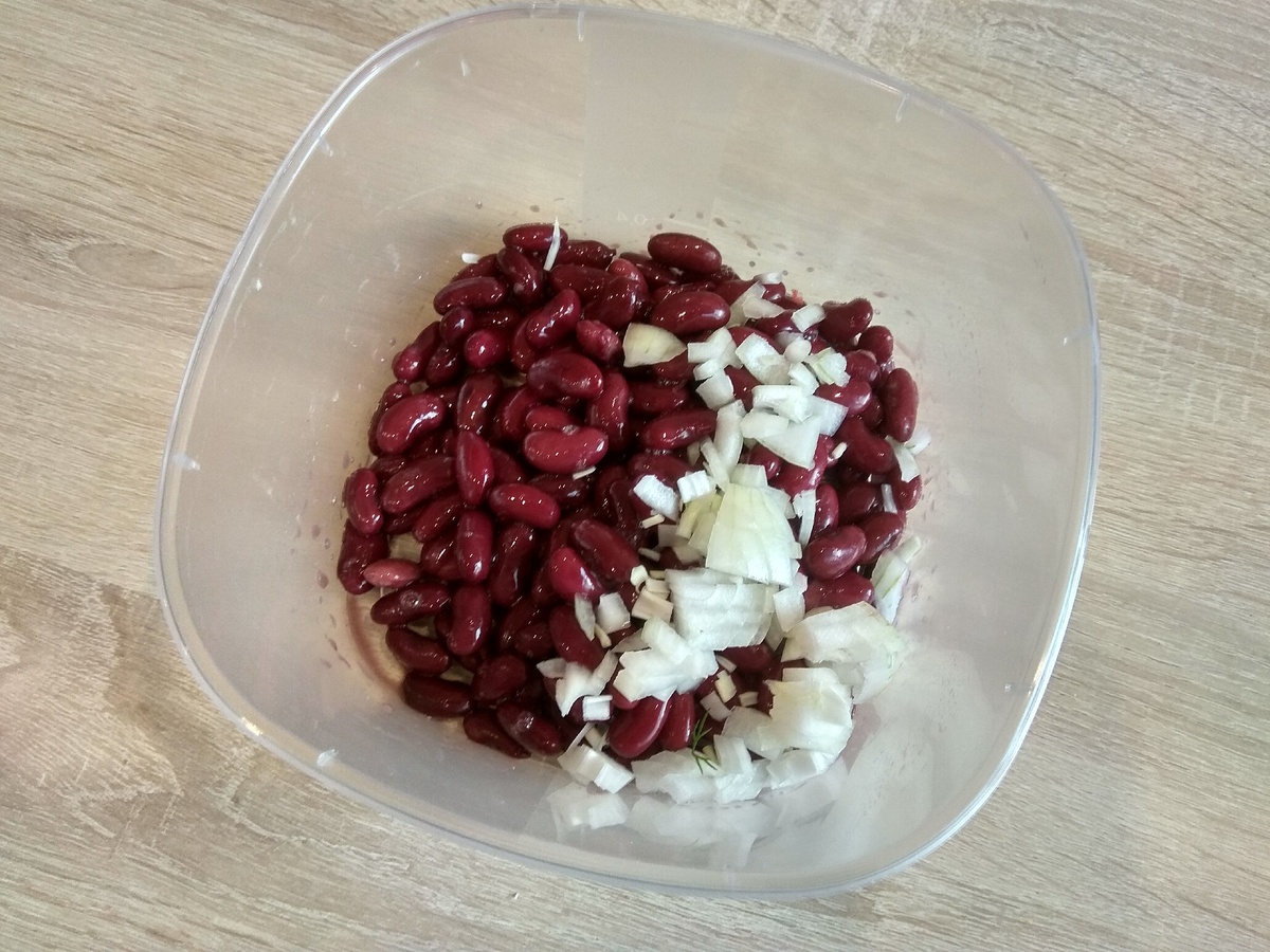 К фасоли добавляем лук...