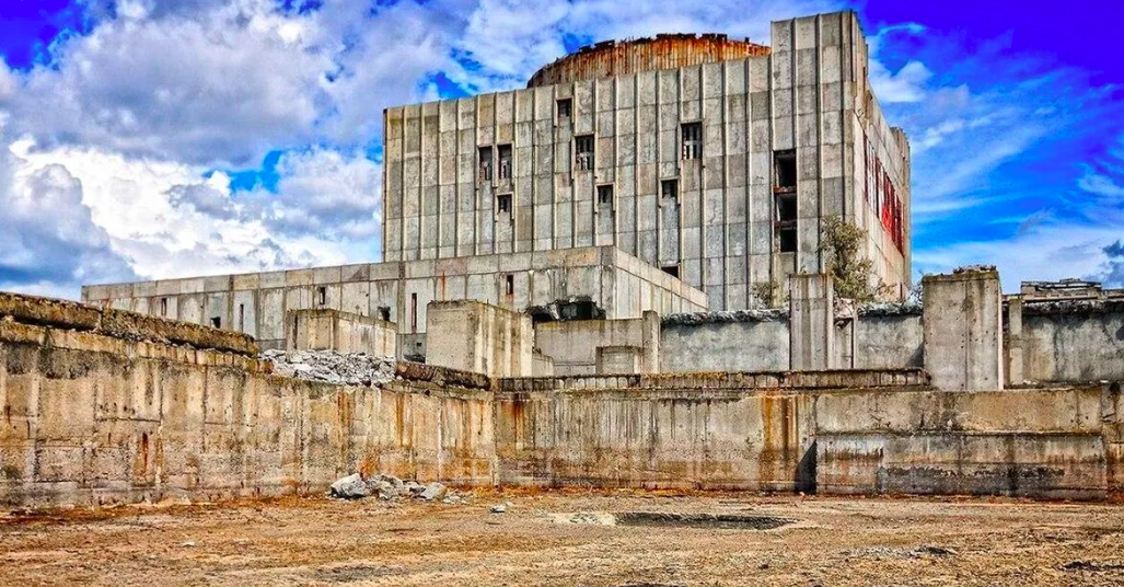 Заброшенная электростанция. Заброшенная АЭС В Щелкино. Крымская атомная электростанция Щелкино. Заброшенная Крымская АЭС В Щелкино. Казантип атомная станция.