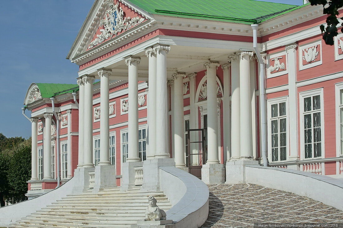 1.
Сложно понять - зачем русской богатой семье этакий разухабистый понт с колоннами и огромнейшей парадной лестницей

