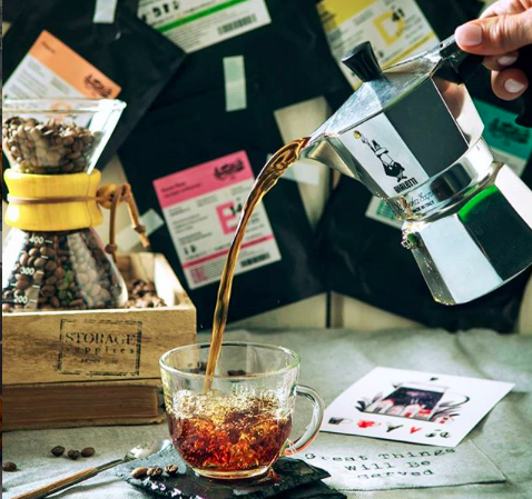 Здесь "ошибка" в консистенции напитка – кофе, приготовленный в моке (гейзерной кофеварке), будет насыщеннее по цвету, мутноватым (за счет того, что не используется бумажный фильтр). Здесь скорее всего был перелит кофе из фильтра и разбавлен водой. 