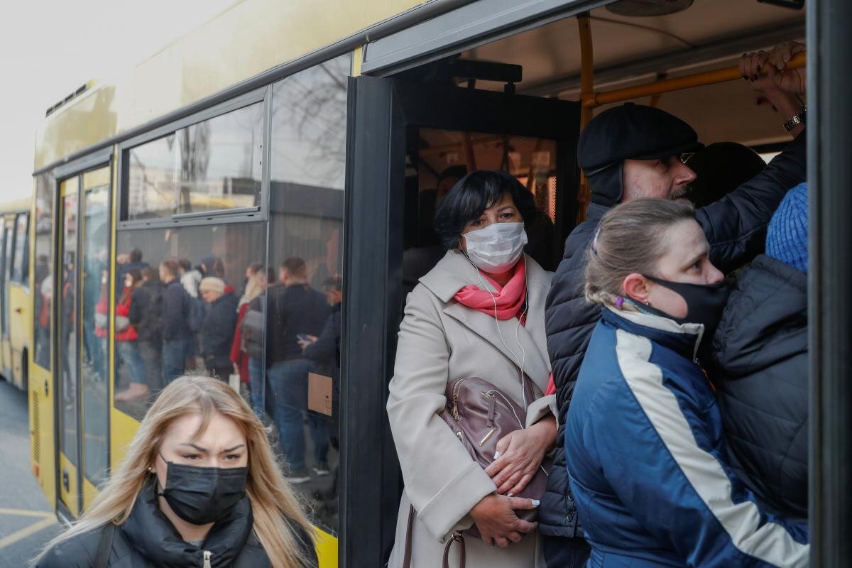 Люди в общественном транспорте