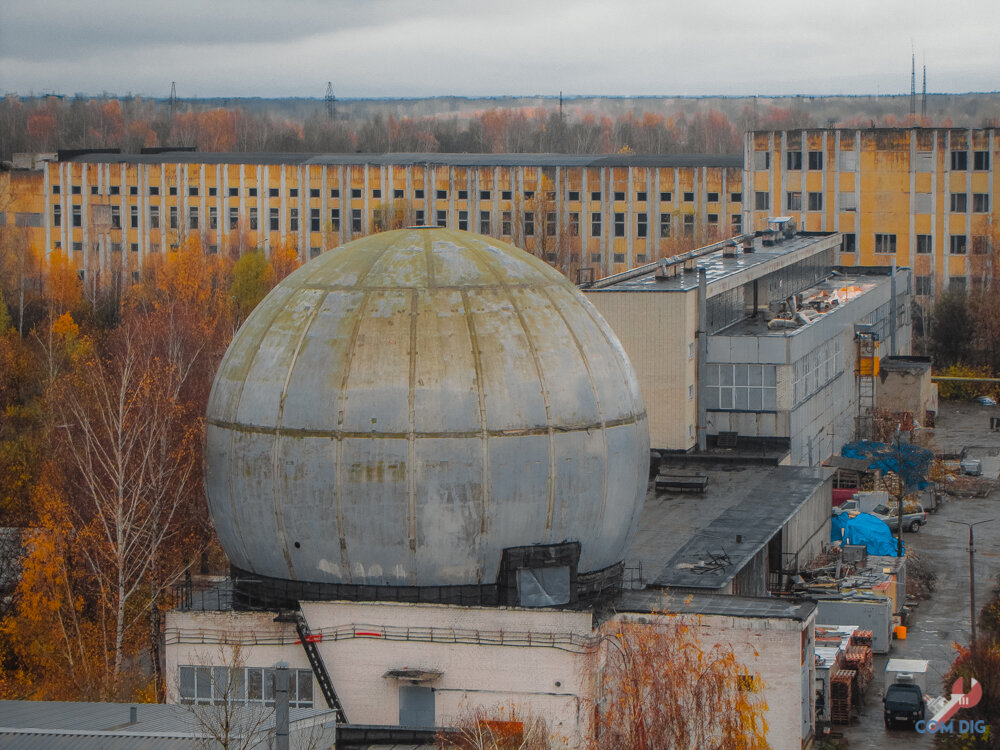 Что делает бетонный шар на крыше заводского цеха? Попал внутрь и показываю фотографии помещений