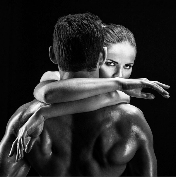 Не ныряйте в человека глубоко, Не ищите повода остаться.
Тот, кто не любит, ему всё равно,
Так зачем же унижаться?
Не смотрите преданно в глаза,
И губами не шепчите имя.
Все пройдёт и наступит Весна,
Порой, это так необходимо.
Отпустите и в душе успокойтесь,
Раны сердца затянет струна.
Только, пожалуйста, помните,
Не ныряйте в человека никогда!