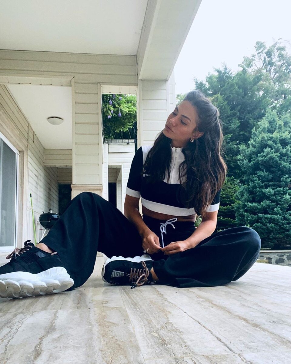 Турецкая актриса Демет Оздемир фото из Instagram