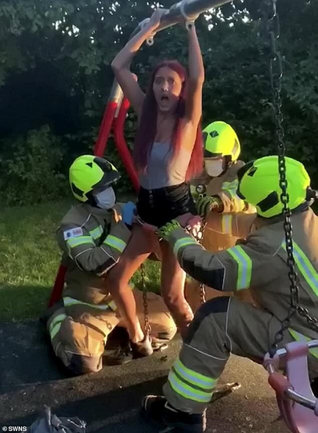 Спасение обнажённой девушки из пожара в Петербурге попало на видео