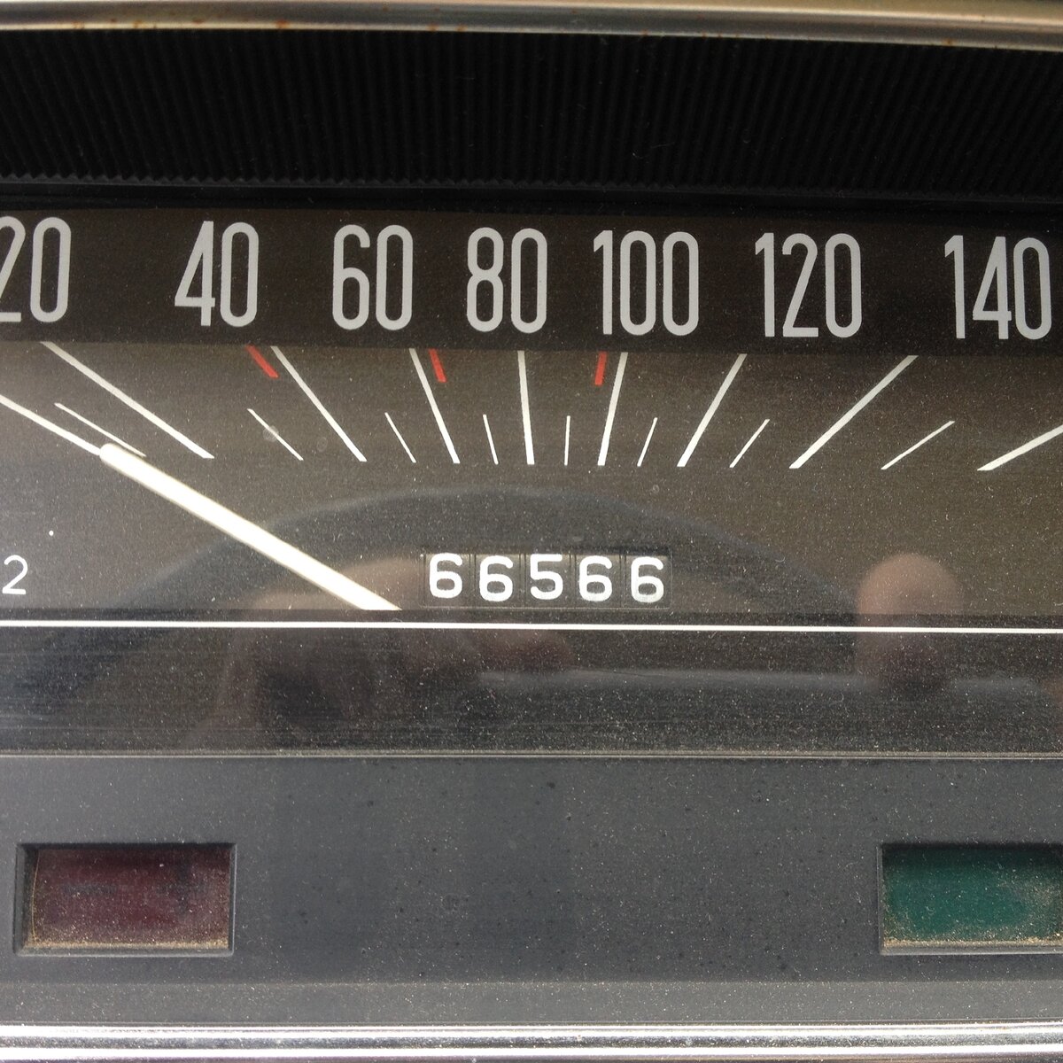Спидометр ВАЗ 2101. Красные метки - это своего рода ограничители скорости на первой, второй и третьей передачах. На первое можно разгоняться максимум до 38 км/ч, на второй - до 62, на третьей до 95.