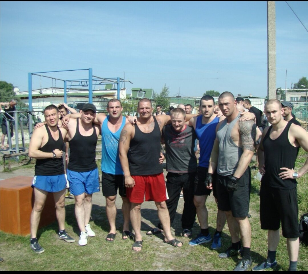 на фото у крайнего с лева 105 (убийство) у остальных 228. И как вы понимаете заехали они ниразу не спортсменами.