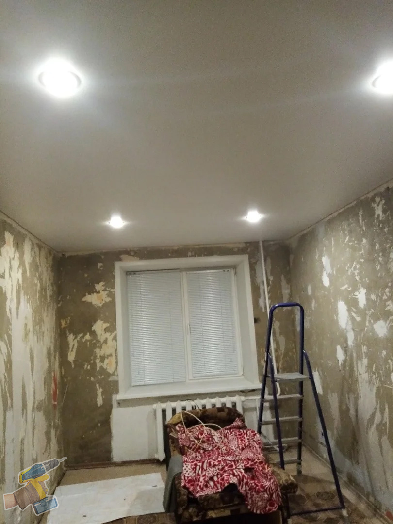 Установка натяжного потолка.