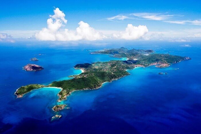 Черепашьи фермы, превосходный дайвинг и снорклинг, возможность поплавать со скатами — все это предлагают пресыщенным туристам Каймановы острова. Впрочем, во многих отзывах пишут, что больше двух недель на этих островах делать нечего, становится скучно.