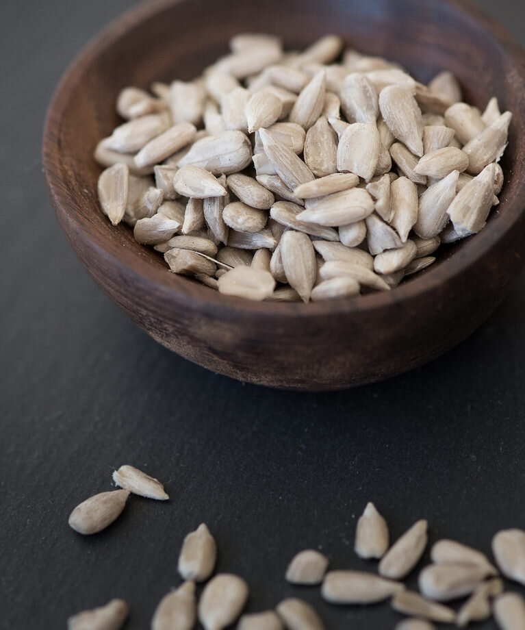 Семена подсолнечника используют для обогащения вкуса основного блюда – посыпают печенье, хлеб, добавляют в салаты и соусы. Особенно для этого подходят жареные семечки из-за ярко выраженного вкуса и аромата.
Фото: pixabay.comРжаные хрустящие хлебцы с семечками 
