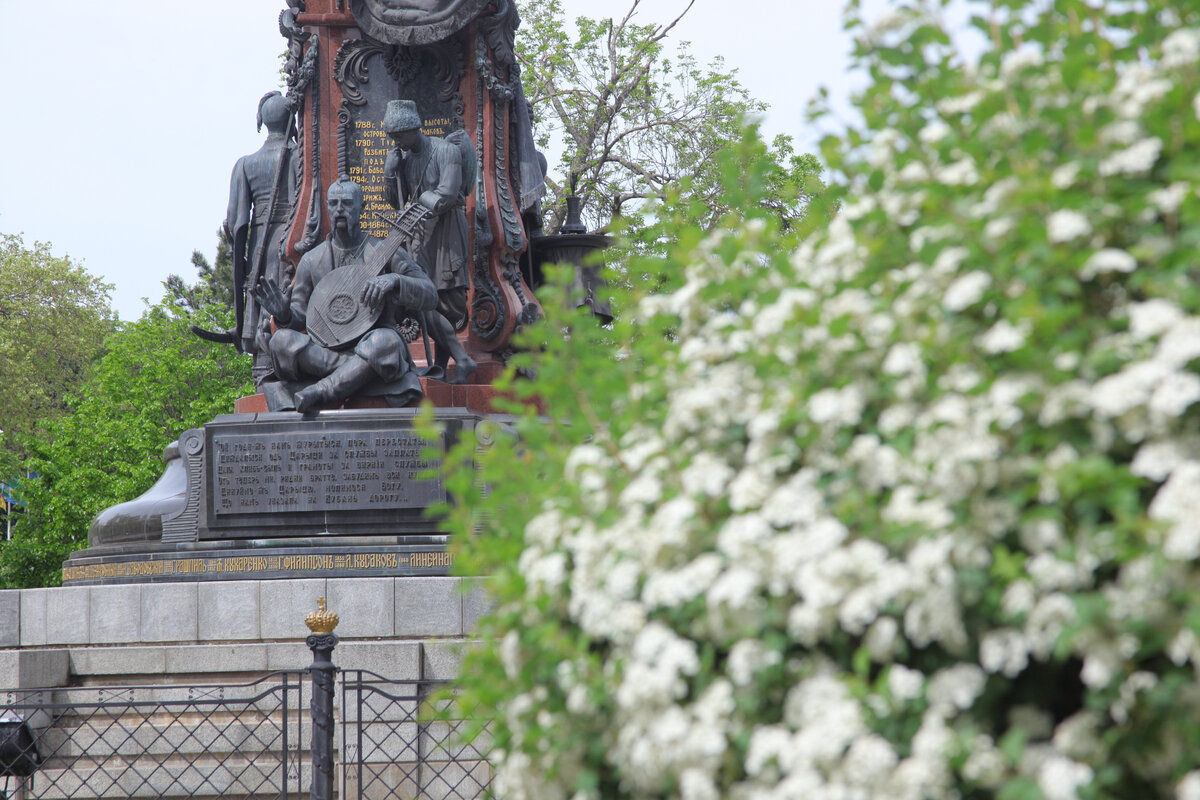Памятник Екатерине Великой кубанское казачество поставило в 1907 году, однако в 1920-м большевики снесли "наследие царизма". Восстановили монумент уже в 2006-м