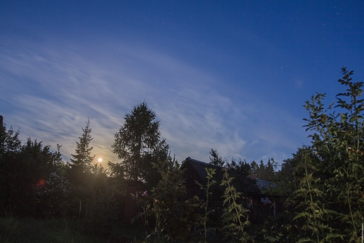 Фото HDR в ночных условиях - видны и луна, и небо, и окружение.