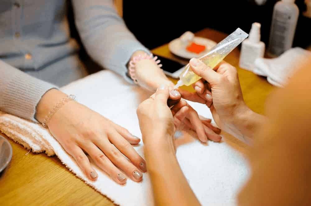 Мода на профессиональный маникюр все прочнее закрепляется среди женского населения страны и становится повседневной нормой. Как следствие этой тенденции - растет число специализированных маникюрных салонов, которые позволяют делать маникюр быстро, качественно и при любом бюджете. Узнать вложения в открытие маникюрной студии или маникюрного кабинета, а также оценить расходы и прибыльность этой бизнес-идеи можно в этом руководстве.