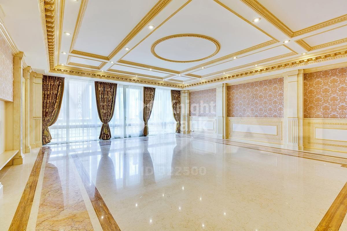 Дворцовое убранство за 5 млн рублей в месяц. Фото: knightfrank.ru