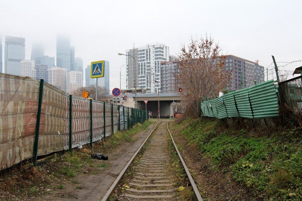 2. Сейчас всё вокруг застраивается гигантами офисов и человейников, мегаполис обступил некогда совершенно тихий район Фили со всех сторон и постепенно поглощает его самобытность.