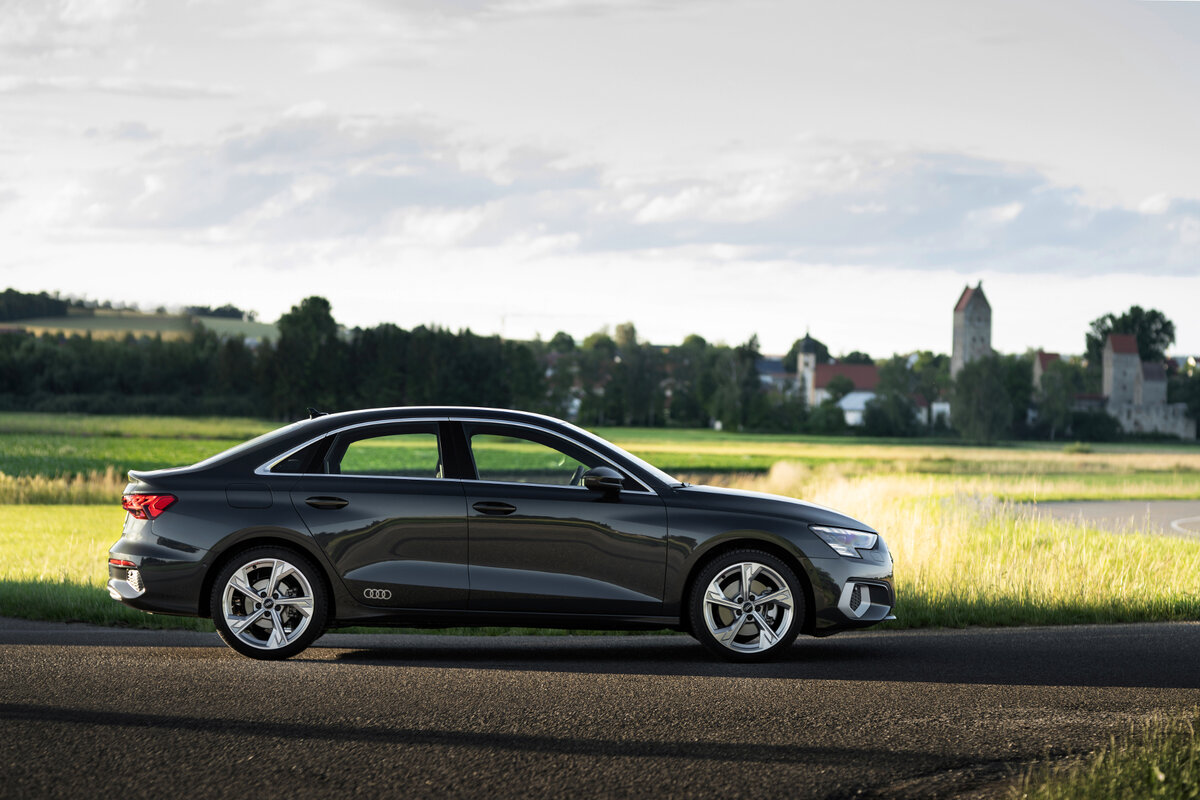 Седан Audi A3 тянется к утреннему свету.