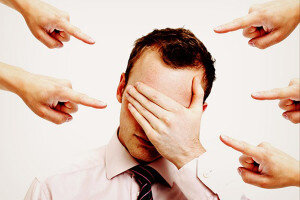 Начнем с того, чтобы понять, что такое чувство вины. Чувство вины — это ощущение того, что я неправильно поступил в той или иной ситуации. У многих людей вина возникает,  когда они осуждают себя за что-то, недовольны собой или своими поступками. Для большинства людей это гнетущее, печальное, негативное чувство, способное заставить человека страдать. Важно различать истинную и ложную вину. Истинное чувство вины возникает, когда человек действительно поступил плохо и он это сам понимает.  При истинном чувстве вины человек ощущает угрызение совести. Именно совесть подсказывает Вам, что Вы поступили плохо. Ложное чувство вины обычно является навязанным человеку. Человек переживает вину, не совершив при этом ошибки. В таком случае человек  «проглатывает» чужое мнение, не успев его обработать и составить собственное мнение. При ложном чувстве вины человек не испытывает угрызение совести, т. к. не совесть говорит человеку о совершении ошибки, а другой человек. Такое переживание носит невротический характер.