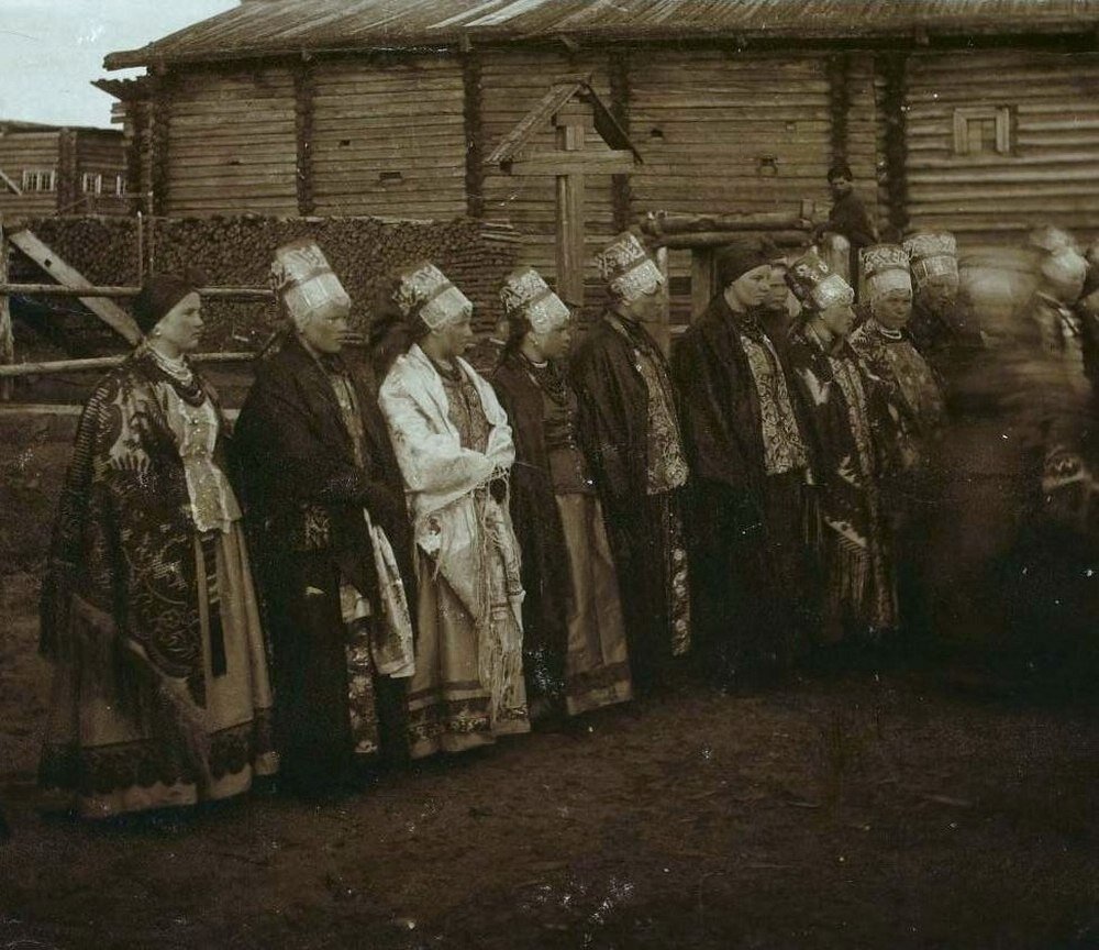 Почему в Российской Империи женщины в отдельных регионах одевались как инкубаторские, в идентичную одежду (до маразма)