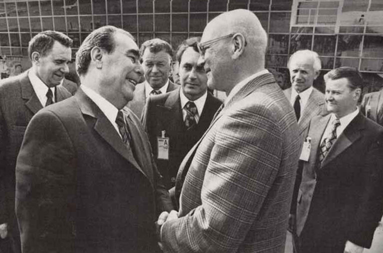 Хельсинское соглашение 1975. Брежнев в хельсинки 1975. Совещание в хельсинки 1975. Хельсинский заключительный акт 1975. Совещание по безопасности и сотрудничеству в хельсинки 1975г.