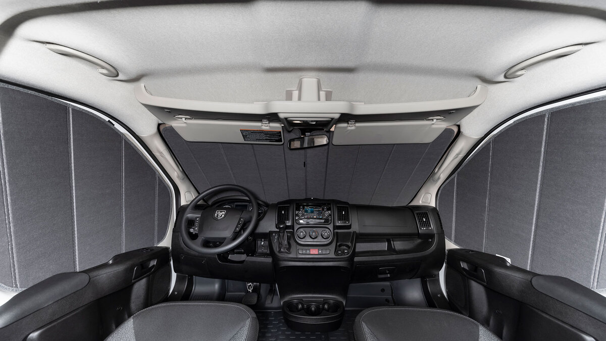 Шторки затемнения на окнах кабины