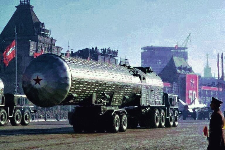 Контейнер с ракетой А-350Ж на параде. 