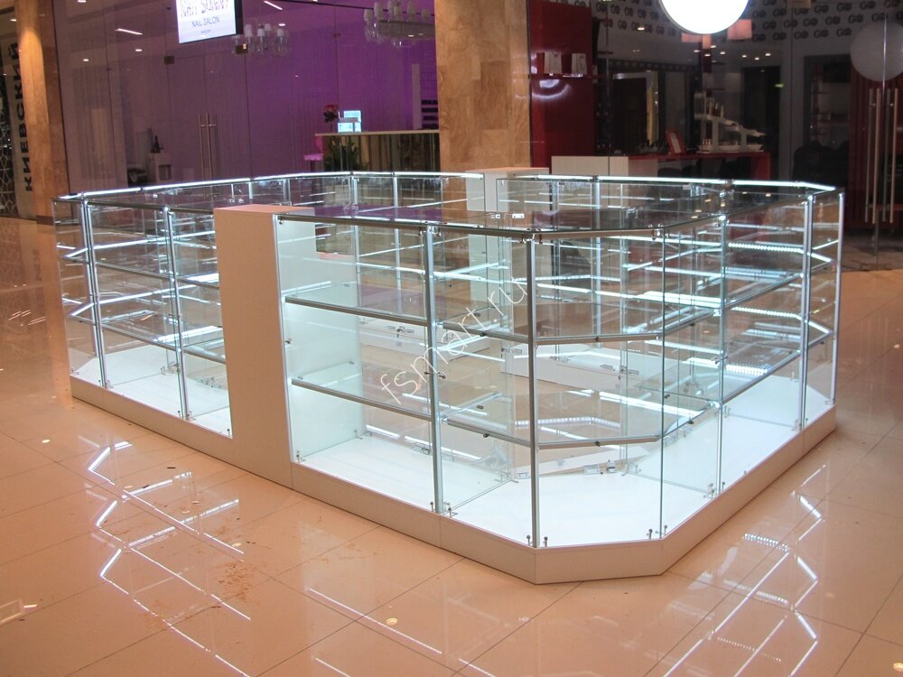 Островная витрина для ТЦ