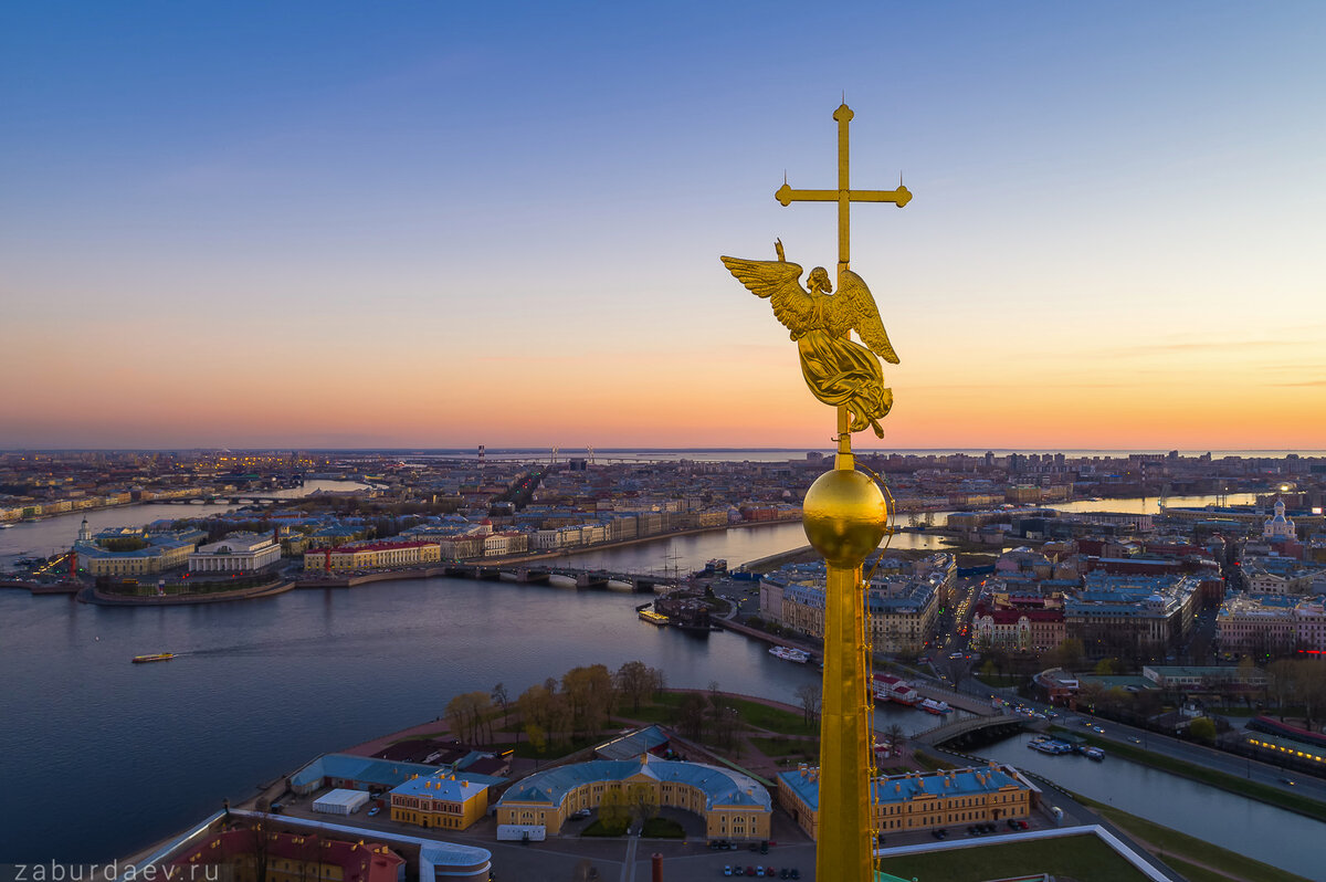 Шпиль Петропавловского собора в Петербурге.