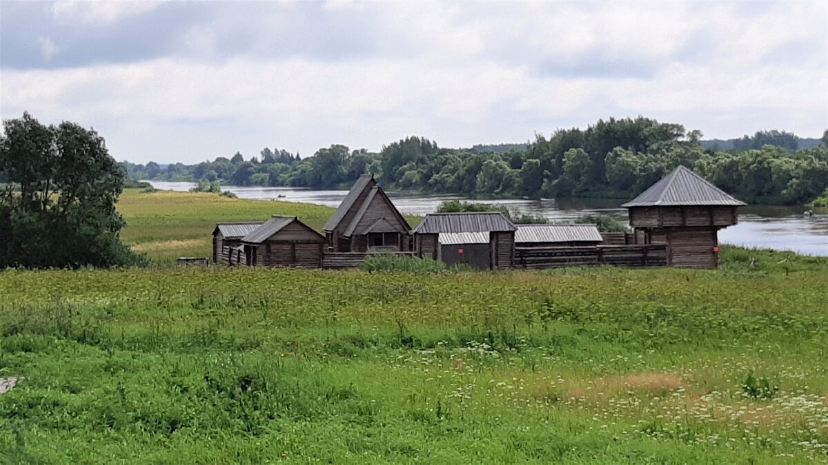 Юрьево городище великий новгород. Рюриково Городище Великий Новгород. Юрьево Городище в Великом Новгороде. Станция Рюриково Тульская область. Флаг на Рюриковом Городище.