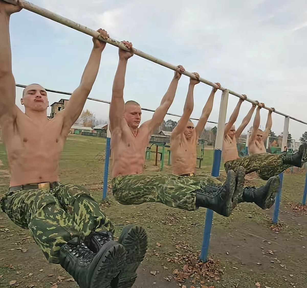 Армейские тренировки. Солдат на турнике. Занятия на турнике. Турники в армии. Тренировка в армии.