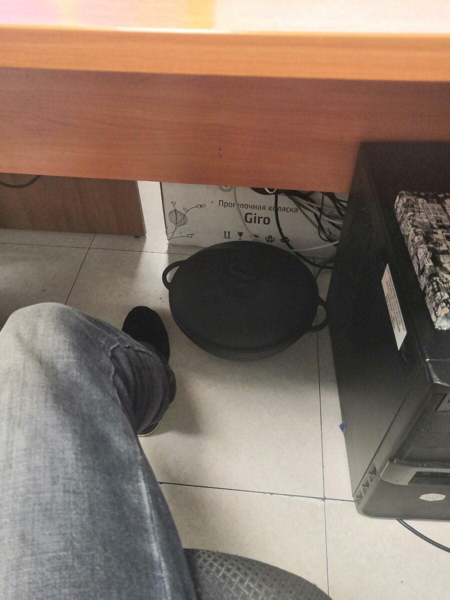 На дне есть кайма, чтобы он стоял, но внутри дно полностью круглое. Объем 6л.