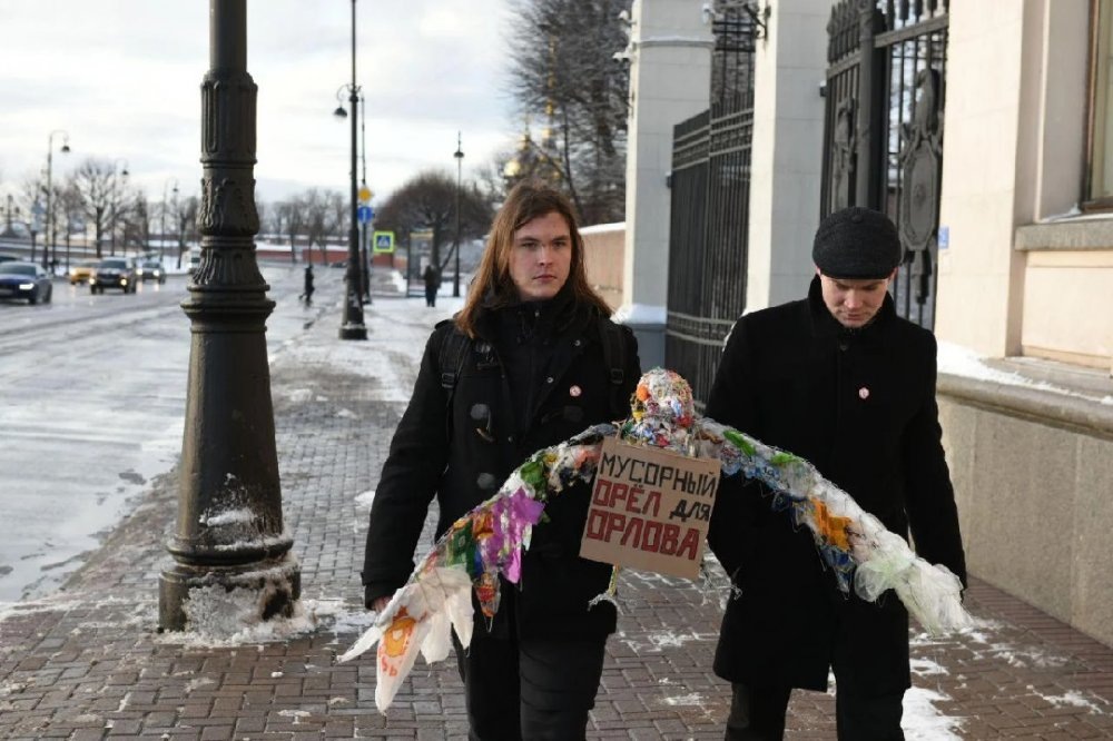 Акция «Мусорный орел для Орлова». Фото из ВК-группы "Другой России" 