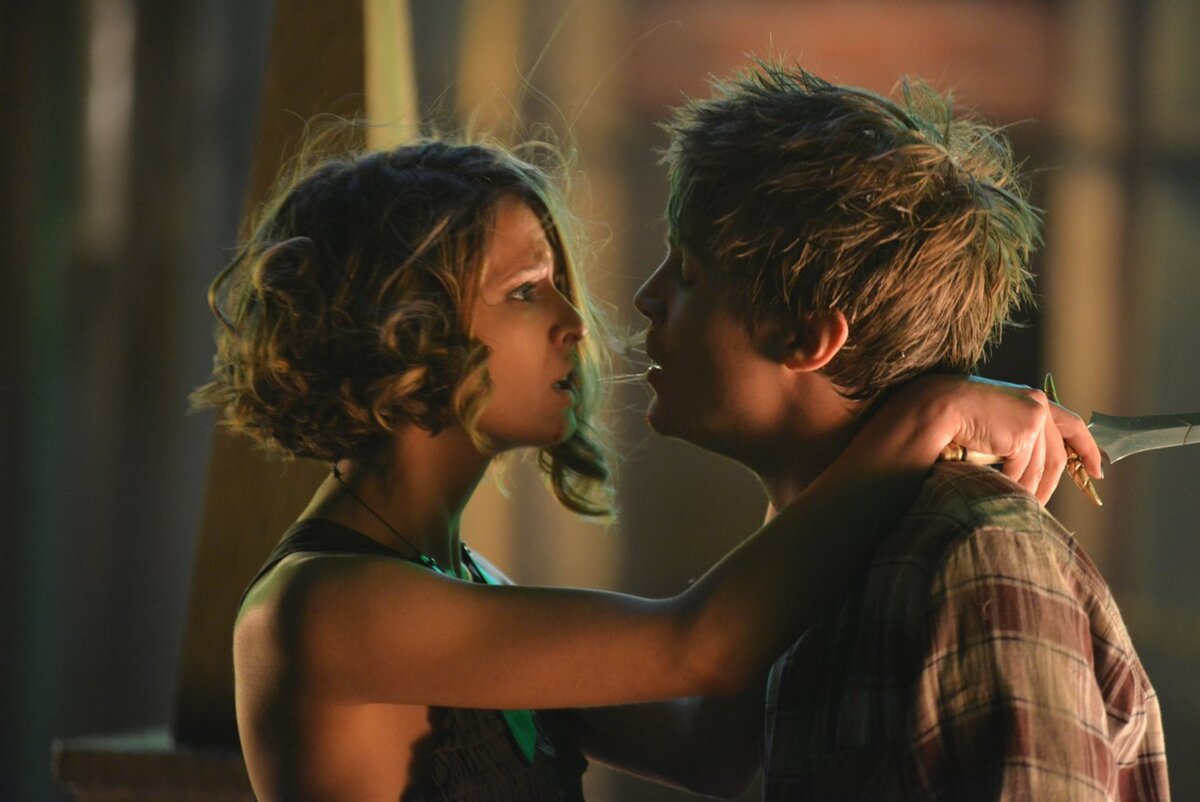 Кадр из фильма "Ночные стражи". На фото главные герои в исполнении Любови Аксеновой и Ивана Янковского. Источник: filmpro.ru.