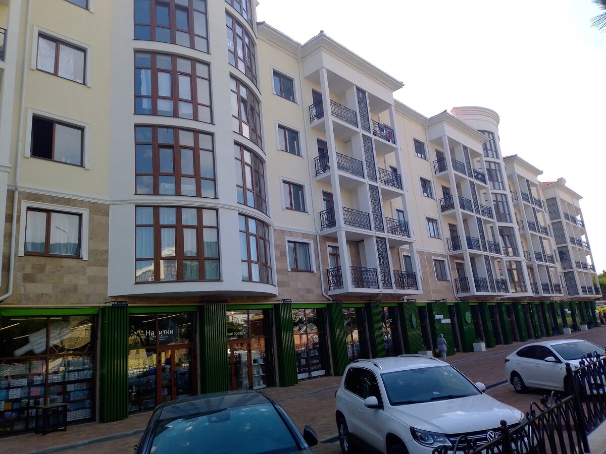 Не смотря на уменьшение доходов россиян, спрос на курортную недвижимость растет.(Новостройки в Геленджике, фото автора).