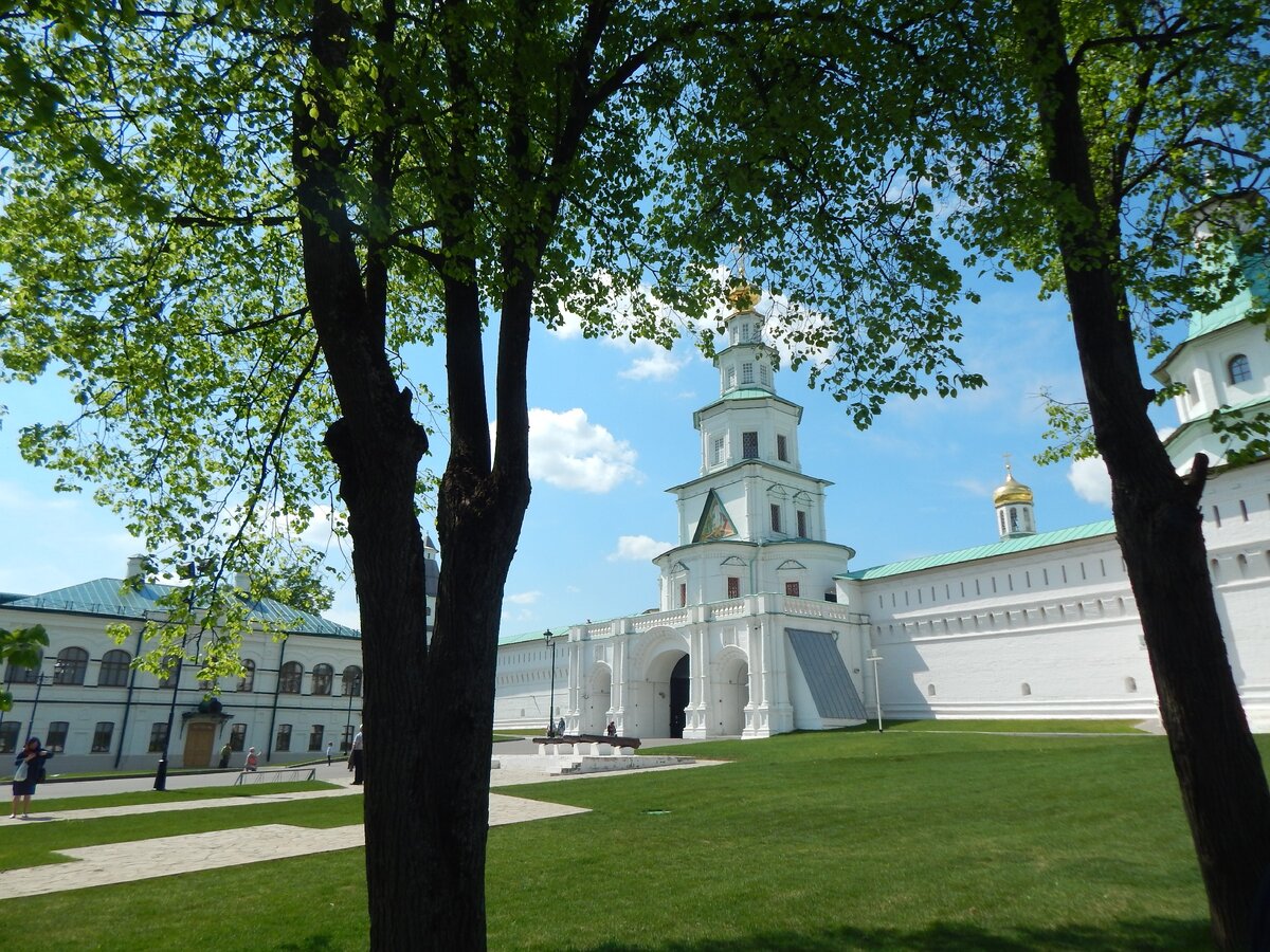 Главный вход в монастырь Нового Иерусалима (фото автора)