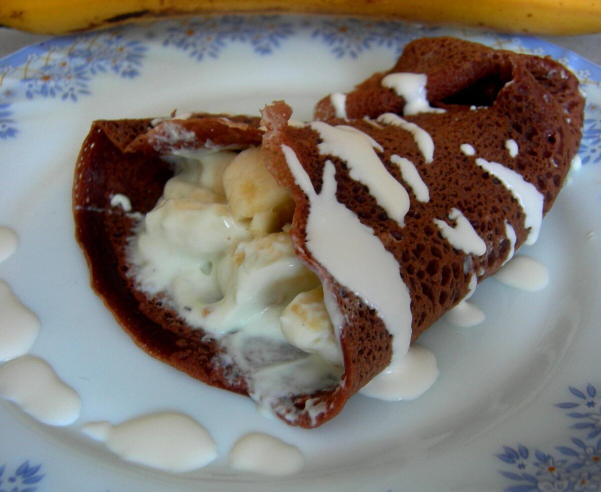 кулечки из шоколадных блинов с фисташковым йогуртом и бананами