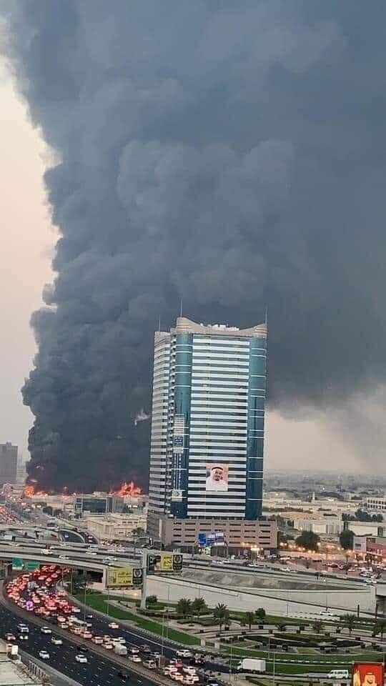 Следователям еще предстоит установить причины пожара - был ли он вызван поджогом, коротким замыканием или жарой - в дневные часы в Объединенных Арабских Эмиратах отметка термометра превышает отметку в 50 градусов. 
Пламя вспыхнуло 5 августа примерно в 18.30 по местному времени. Спустя несколько часов Гражданской обороне Аджмана удалось взять пламя под контроль с помощью коллег из эмиратов Дубаи, Шарджа и Умм-эль-Кайвайн.