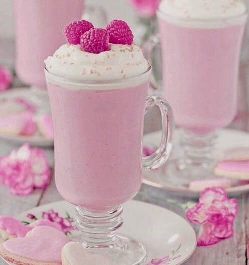 Подайте к тортику кокосово-малиновый коктейль.