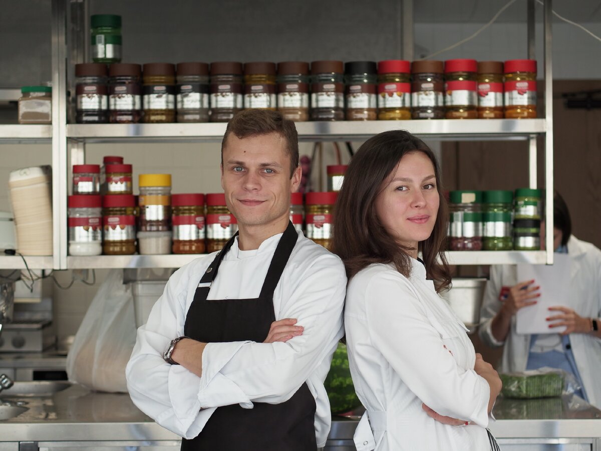 Шеф-повар Кирилл Киселев и администратор кулинарной студии Любовь Лесникова