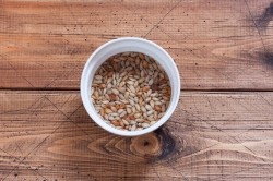 ШАГ 2:
Сначала нужно приготовить семечковый сладкий соус. Для этого промытые очищенные семечки залить водой и оставить на несколько часов. Затем воду нужно слить.