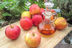 Яблочный уксус (ACV) - это щелочной уксус. На самом деле, хотя и кислый, необработанный органический яблочный уксус становится щелочным при употреблении. Он содержит уксусную кислоту, естественный кислотный компонент, и ферменты, которые помогают расщеплять продукты, особенно белки, и снижать кислотность. Это также помогает быстро избавиться от желудочного сока.