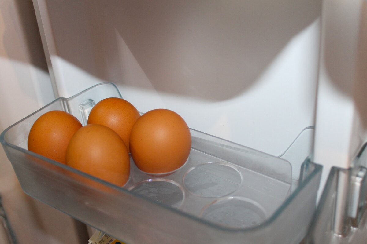5 продуктов, которые нельзя хранить на дверце холодильника: испортятся очень быстро