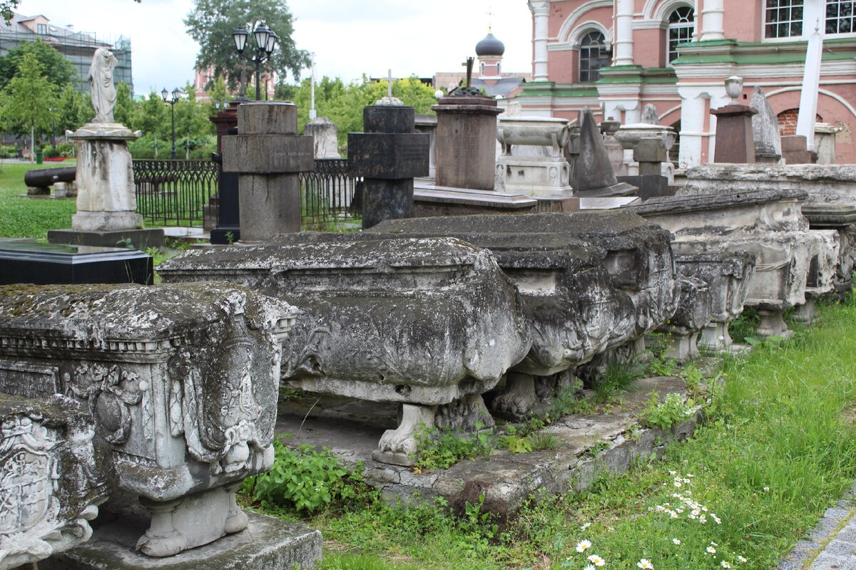 Старинные могилы. Фото автора.