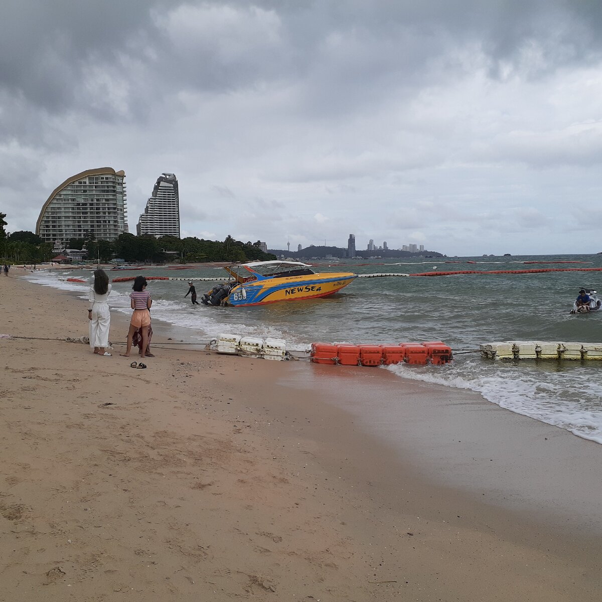 Северная Паттайя, пляж Вангомат, воскресенье, утро, 9 часов. Активизировались спидботы на Ко Лан
