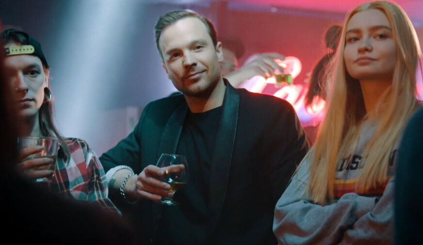 Алексей Чадов в роли продюсера Талисмана. Кадр из кинофильма "Успех", 2019 г., режиссер Павел Руминов, сценаристы Павел Руминов, Сергей Бобза, композиторы Sherlock Blonde, Александр Иванов, Тимур Самигуллин. Скриншот кадра для иллюстрации