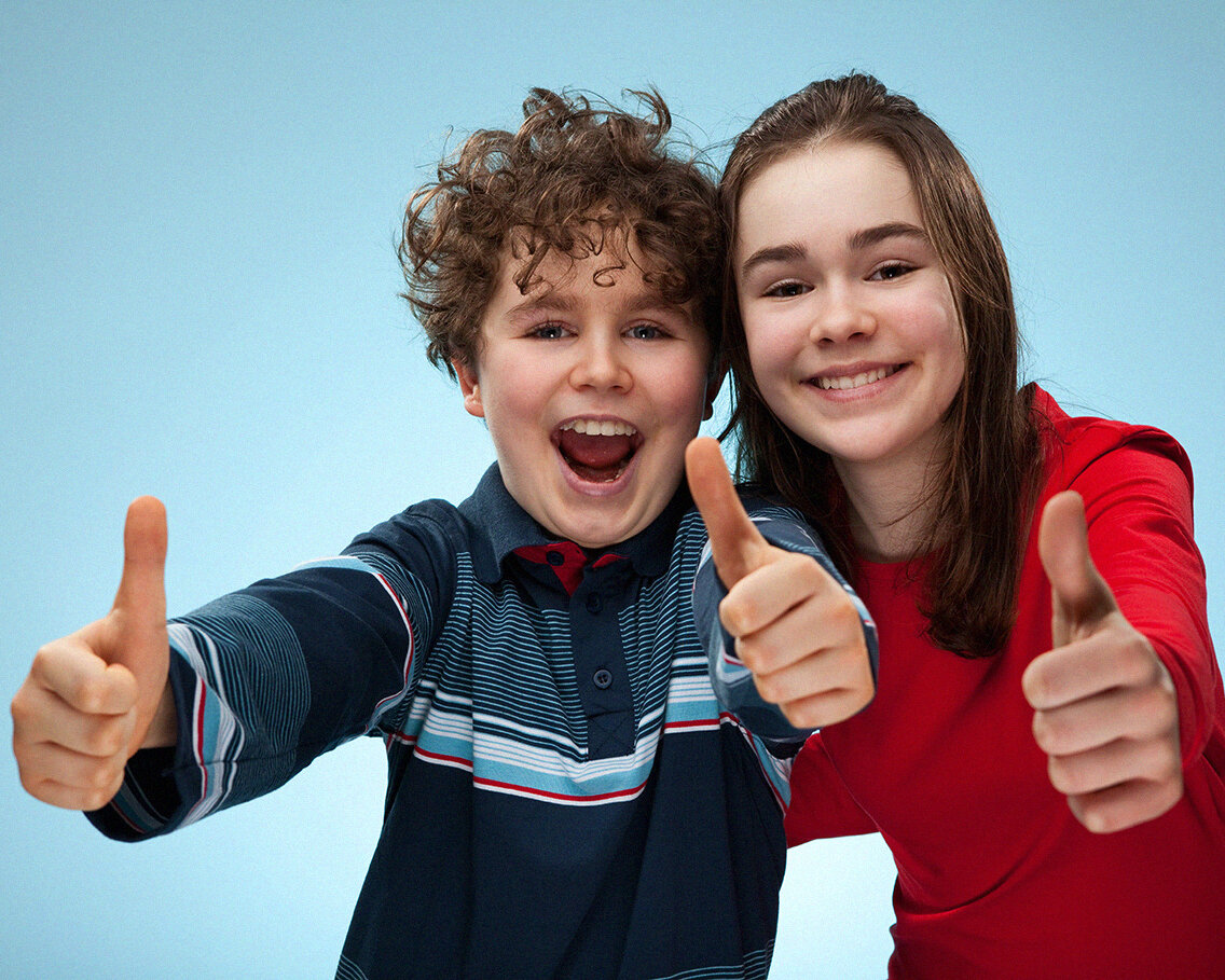 Марлон уэйанс малыш. Девочка показывает пальцем на мальчика. Мужчина с пустышкой. Технофан дети. Мужчина с соской.