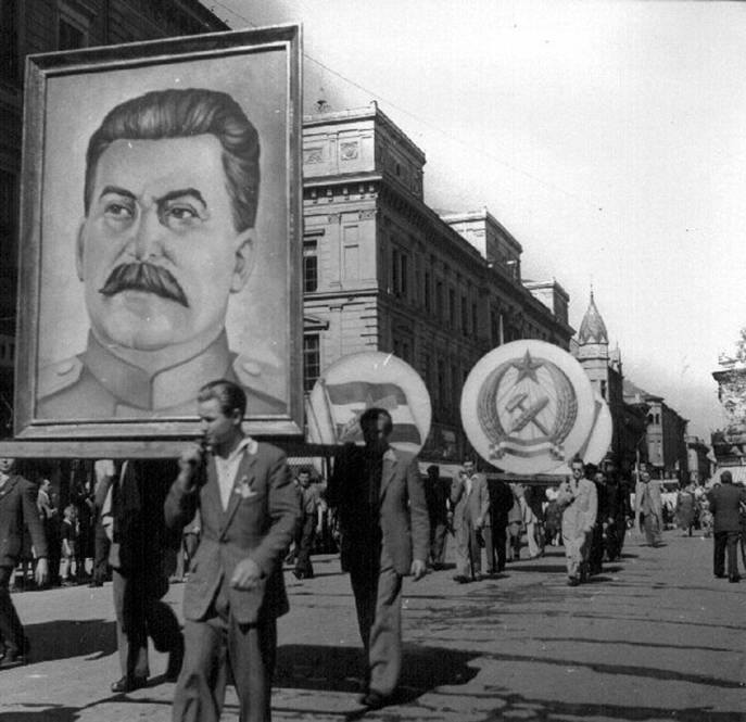 Советский режим. Будапешт 1956 портреты Сталина. Восстание в Тбилиси 1956. Сталинисты 1934. Тоталитаризм в СССР сталинизм.