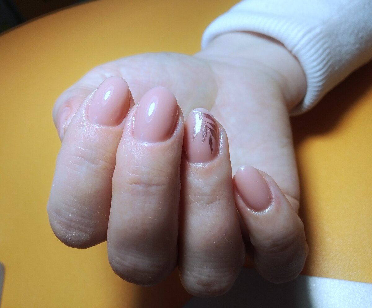 Гель не держится на ногтях причины. Почему не держится покрытие на ногтях. Не держится гель лак на ногтях. Ногти гелевые не держится покрытие. Почему гель-лак отслаивается от натурального ногтя.