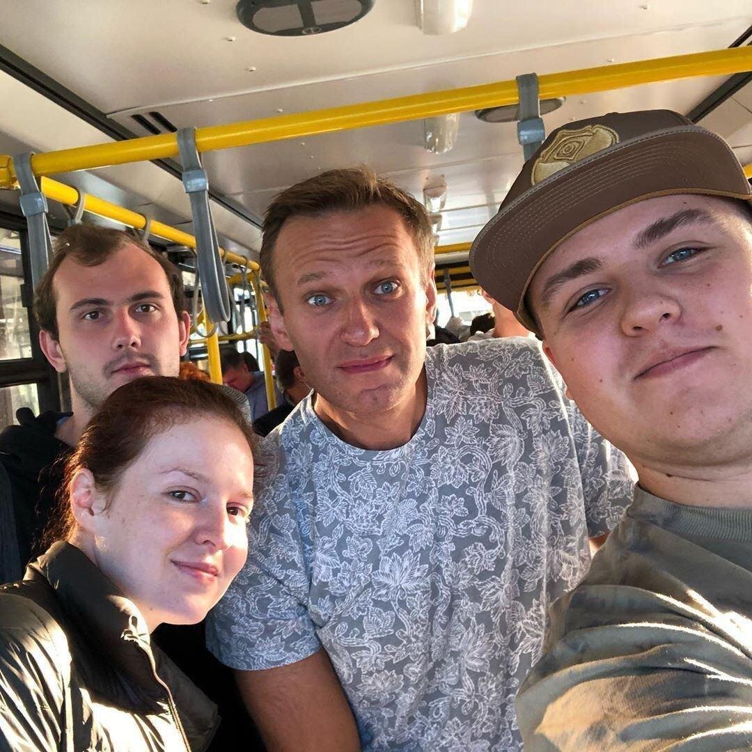 Это фотография Алексея Навального из автобуса аэропорта Томска. К тому времени он уже побывал в кофейне и только заходит в самолет. 