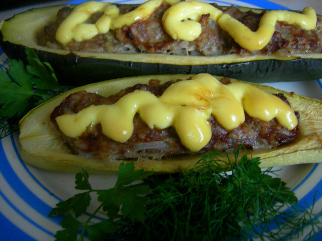 Кабачки фаршированные мясом и грибами